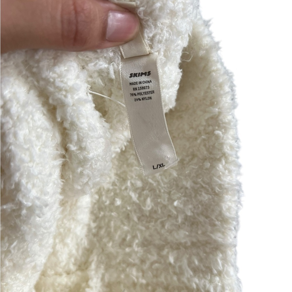 SKIMS Fuzzy White Knit High Rise Casual Shorts - Picture 9 of 9